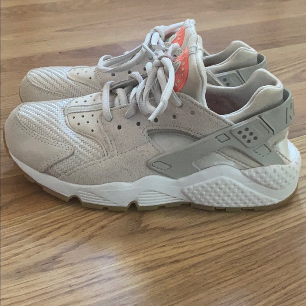 Nike Huarache Tan size 6